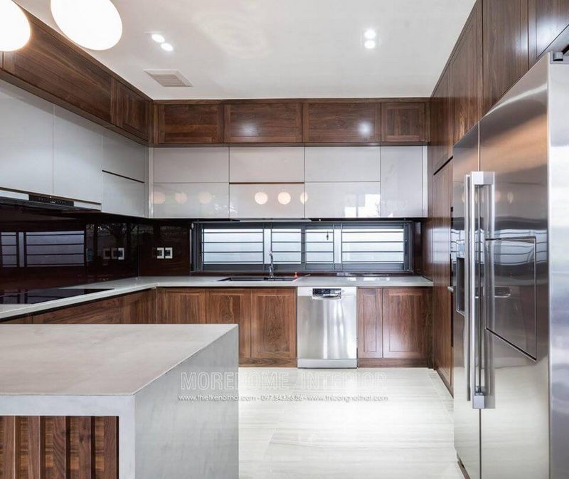 Tủ bếp được thiết kế bằng cả gỗ tự nhiên và gỗ công nghiệp acrylic, mang lại nét hiện đại.