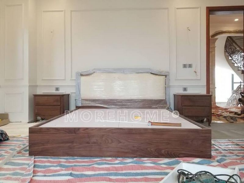 Giường gỗ óc chó và tap đầu có phong cách cổ điển đang được nhiều khách hàng quan tâm để làm nội thất phòng ngủ.